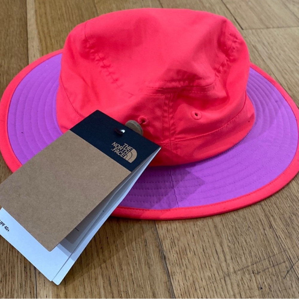 The North Face kids Class V Brimmer Radiant Poppy hat.